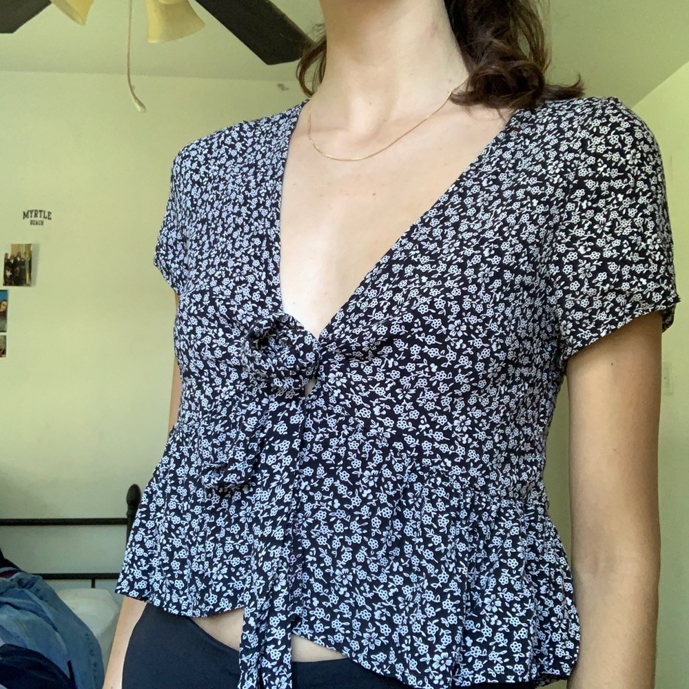 John galt/ brandy Melville floral top! - Picture 2 of 4